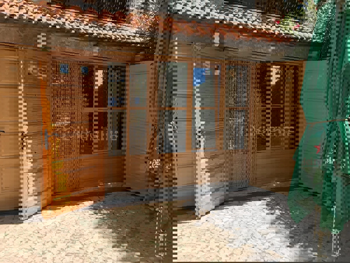 Brač, Milna, casa di 200 m2 con giardino, a 20 m dal mare