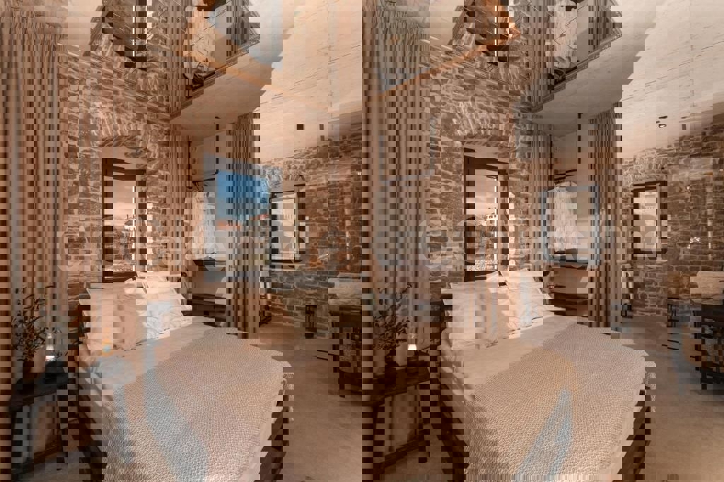 Brač, Gornji Humac, lussuosa casa in pietra, in vendita