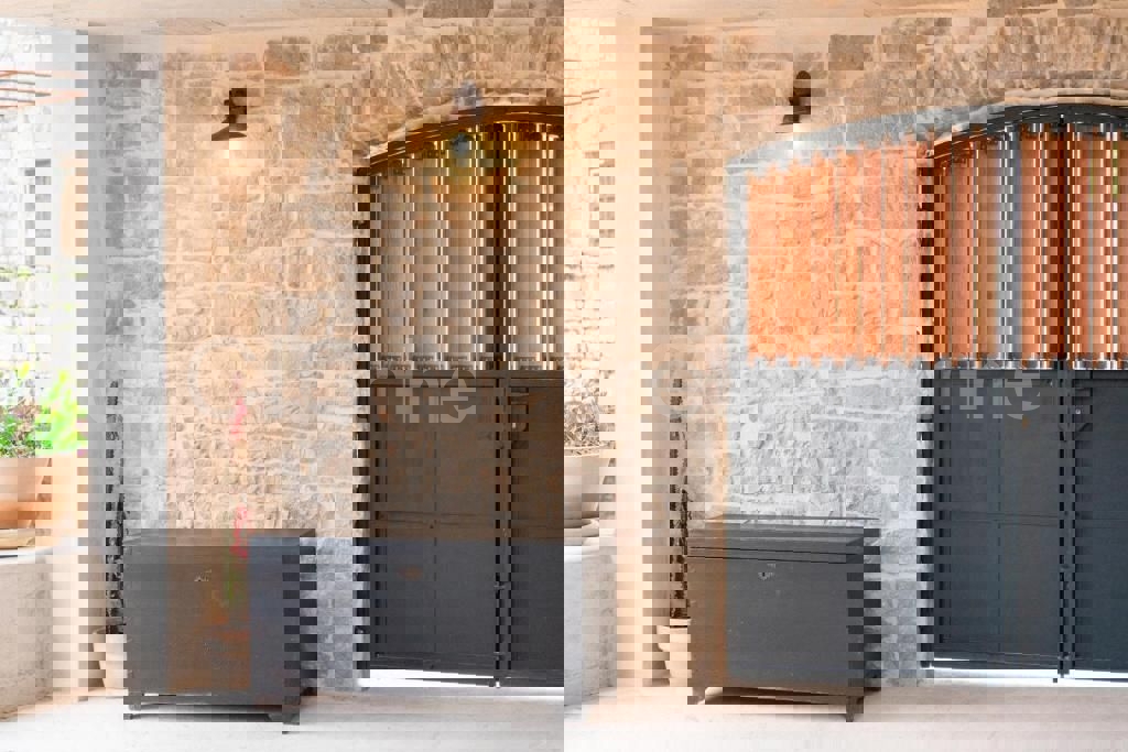 Brač, Gornji Humac, lussuosa casa in pietra, in vendita