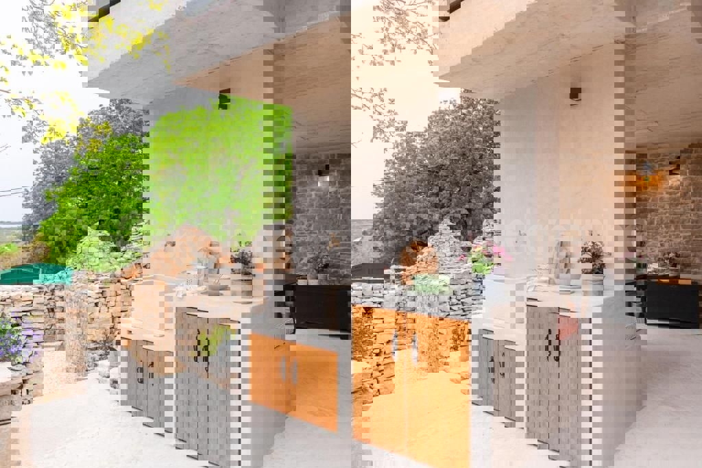 Brač, Gornji Humac, lussuosa casa in pietra, in vendita