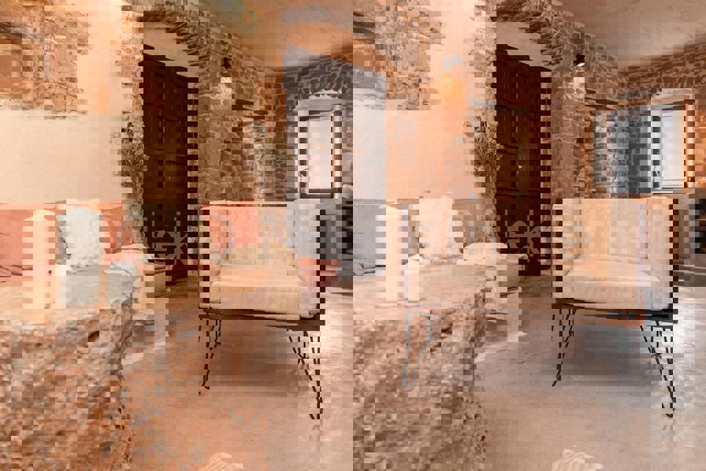 Brač, Gornji Humac, lussuosa casa in pietra, in vendita