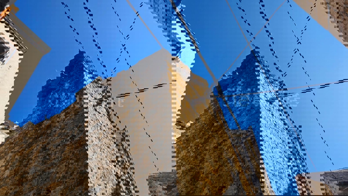 Kaštel Sućurac, vecchia casa in pietra da ristrutturare, in vendita