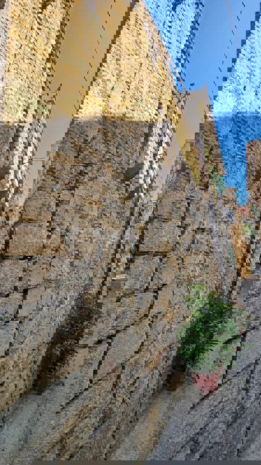 Kaštel Sućurac, vecchia casa in pietra da ristrutturare, in vendita