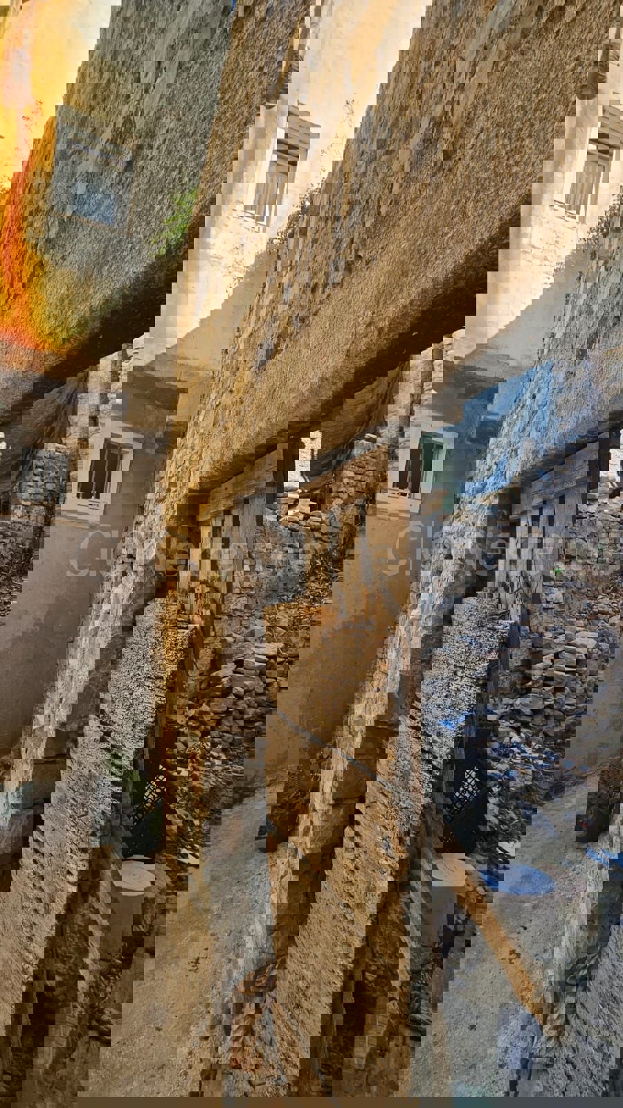 Kaštel Sućurac, vecchia casa in pietra da ristrutturare, in vendita