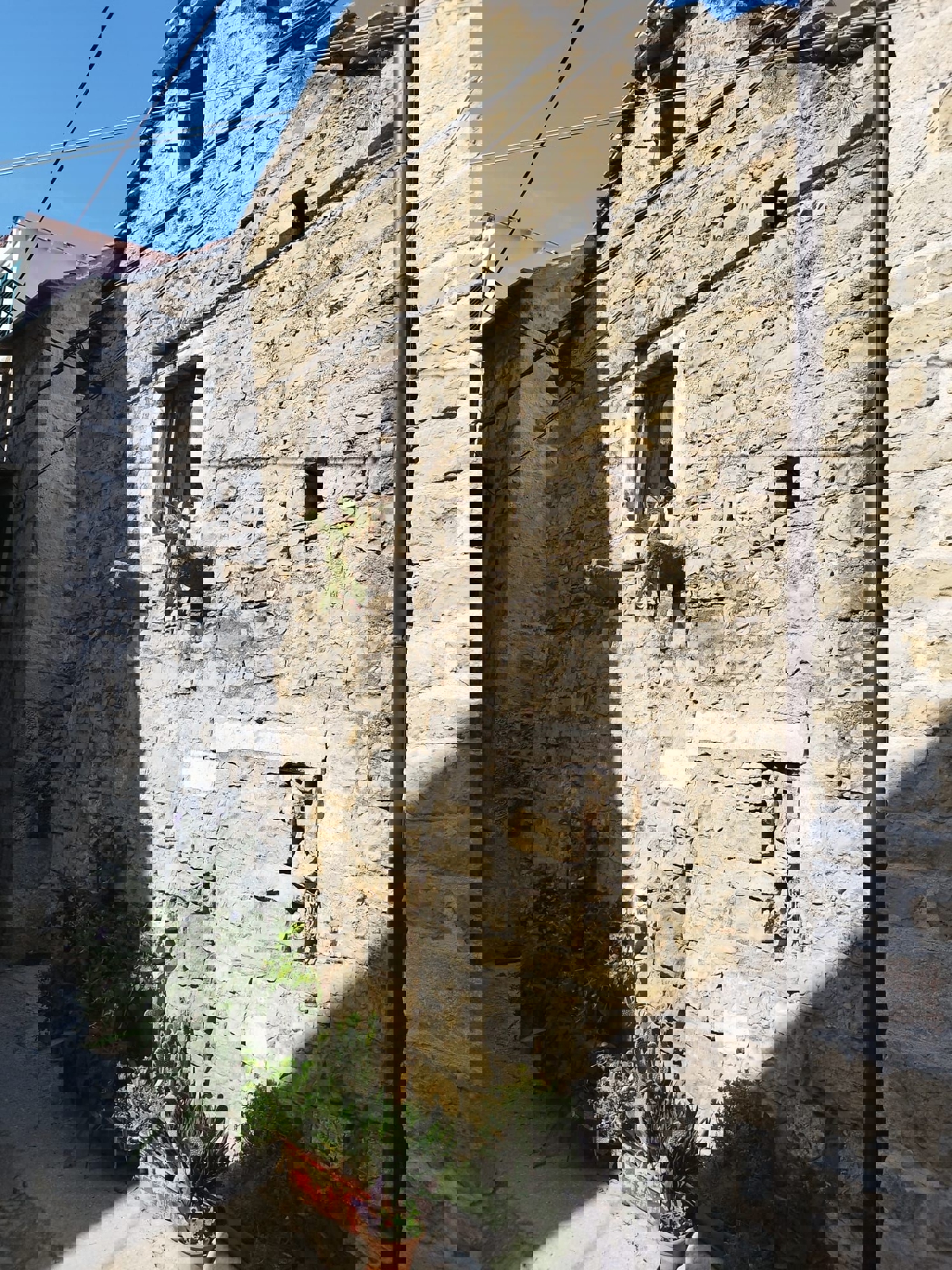 Kaštel Sućurac, vecchia casa in pietra da ristrutturare, in vendita