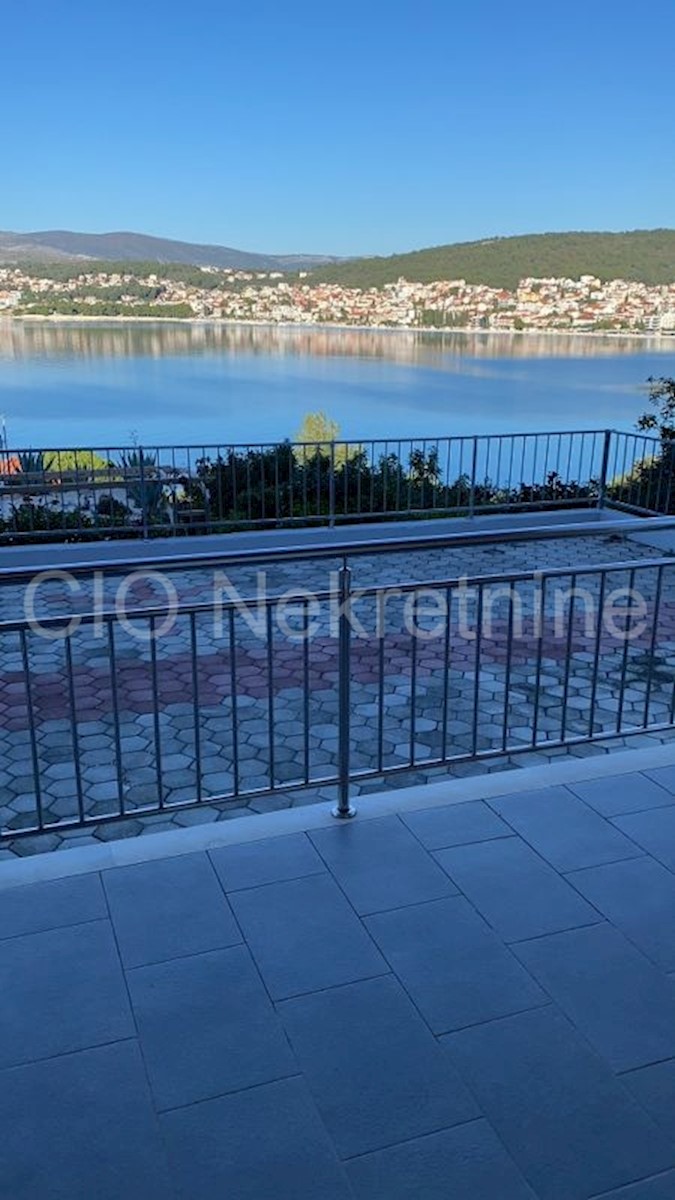 Ciovo, Okrug Gornji, casa con cinque appartamenti e vista mare