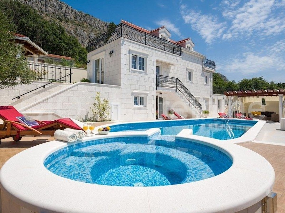 Jesenice, villa di lusso in pietra con piscina, vendita