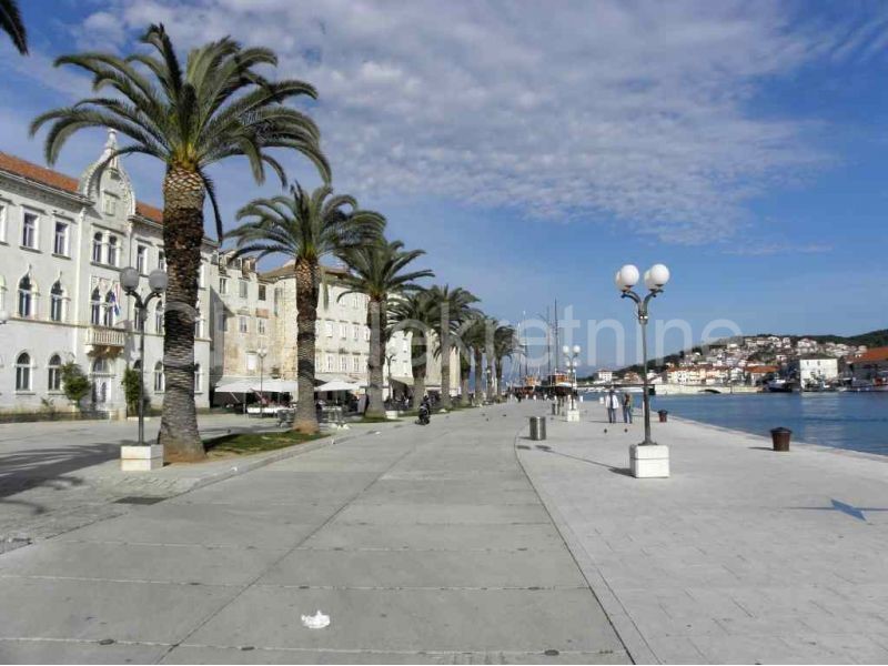 Trogir, Cocina cara, terreno edificabile in verde