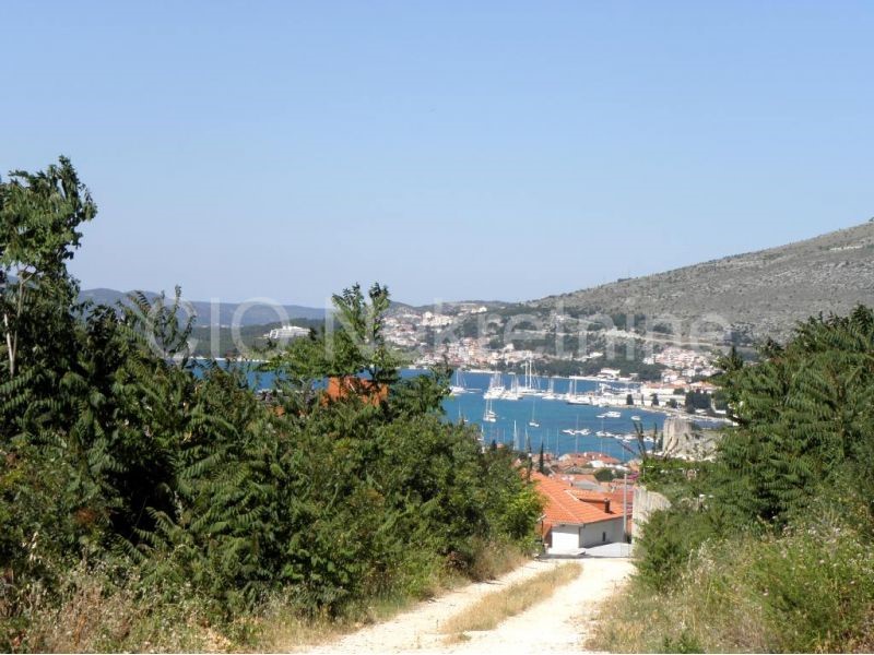 Trogir, Cocina cara, terreno edificabile in verde