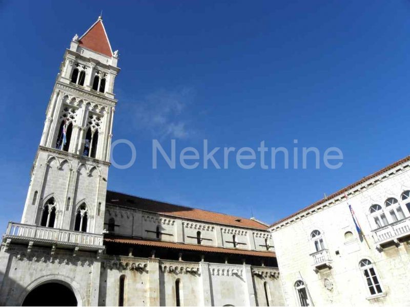 Trogir, Cocina cara, terreno edificabile in verde