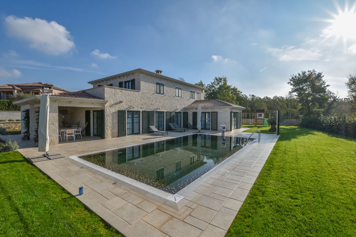 Una villa moderna con piscina e un ampio giardino!! ID1254