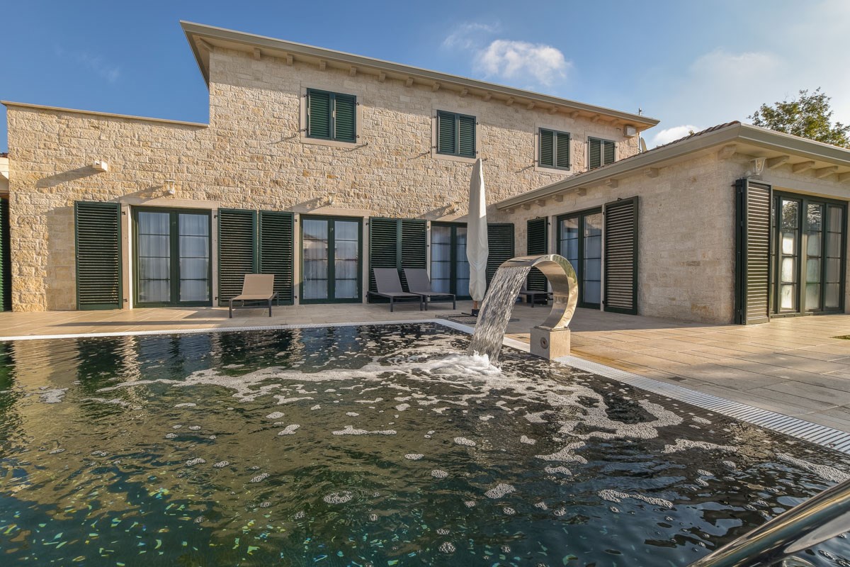 Una villa moderna con piscina e un ampio giardino!! ID1254