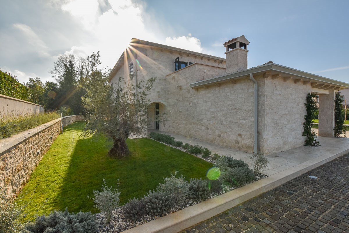 Una villa moderna con piscina e un ampio giardino!! ID1254