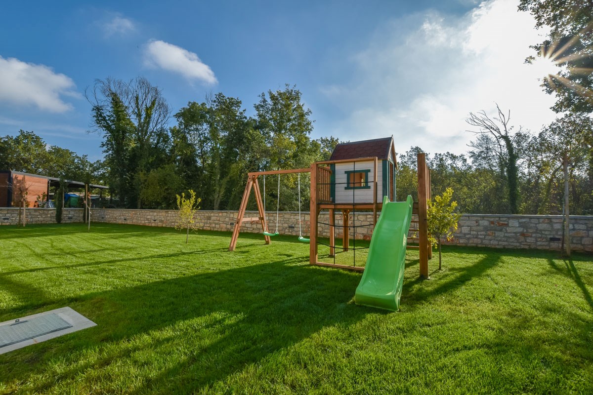 Una villa moderna con piscina e un ampio giardino!! ID1254