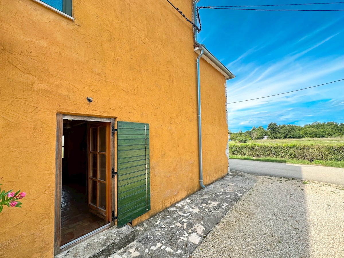 Parenzo, dintorni, Casa autoctona in pietra in fondo alla schiera in una posizione tranquilla ID 1330