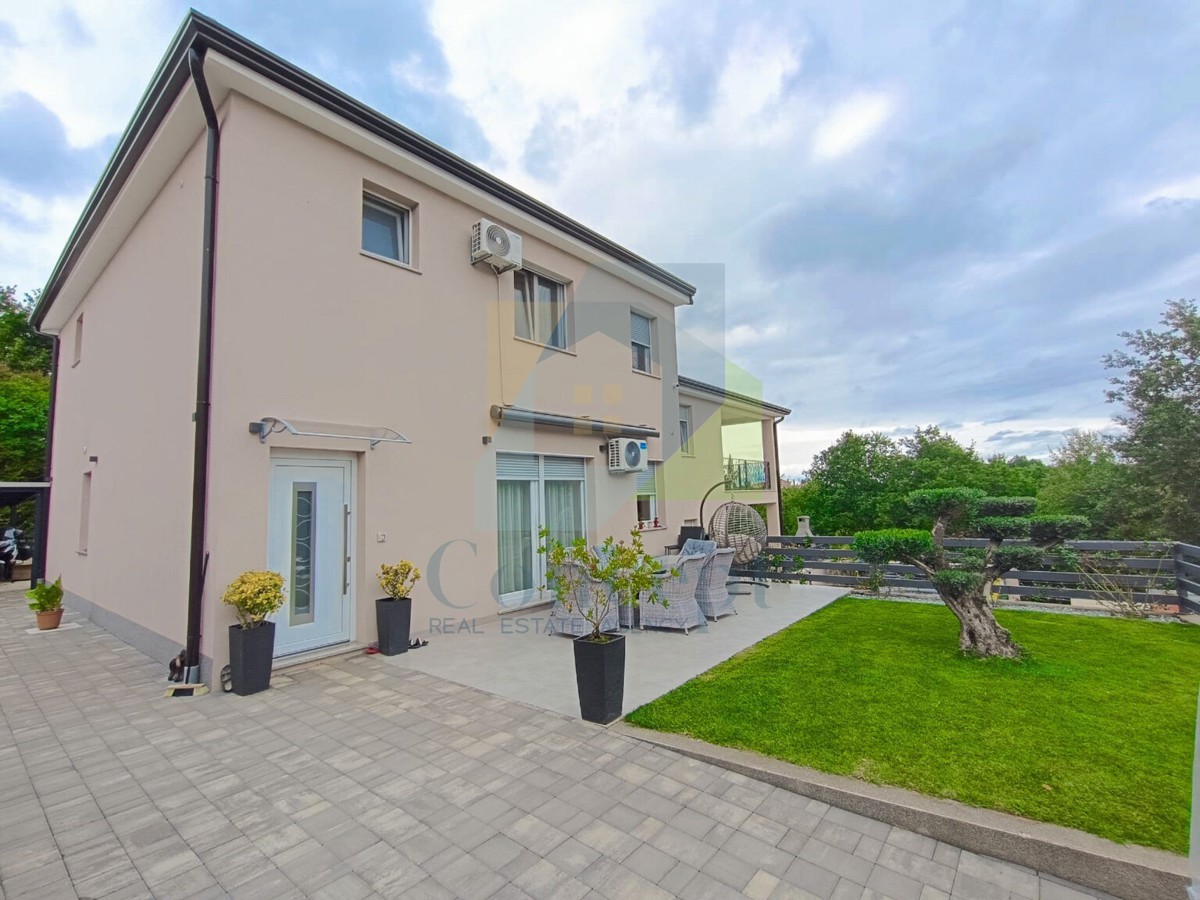 Poreč, dintorni, Casa bifamiliare con tre appartamenti, 7 km dal mare