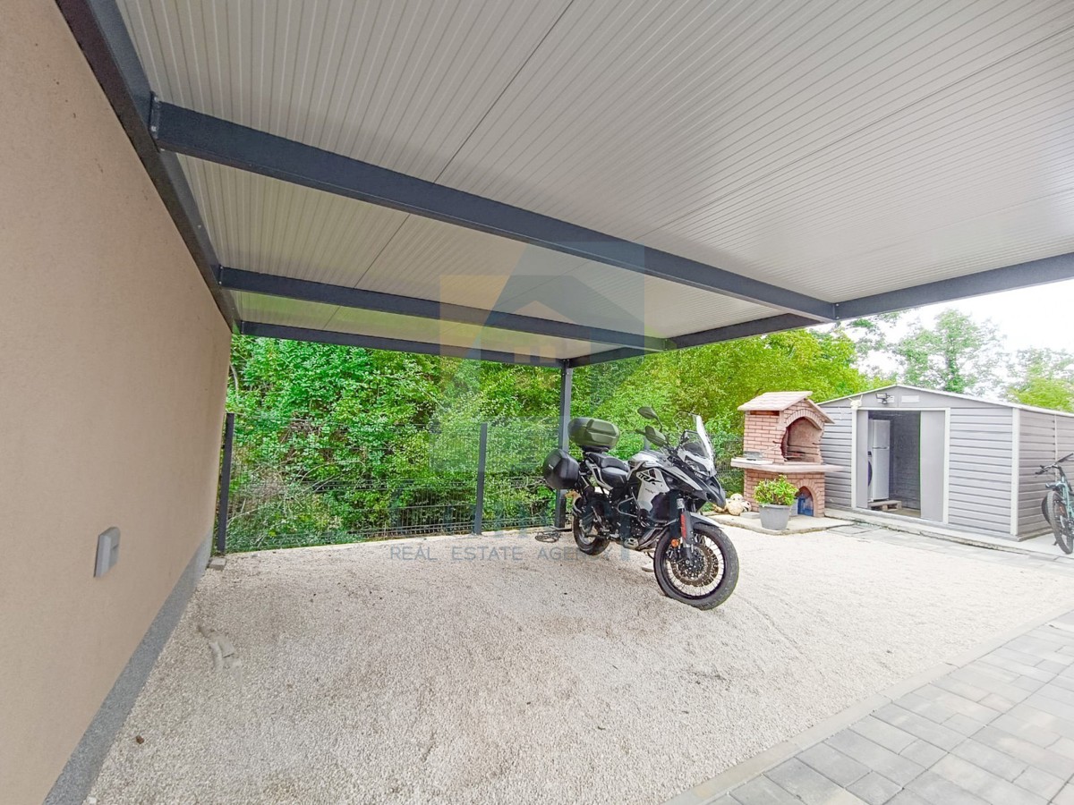 Poreč, dintorni, Casa bifamiliare con tre appartamenti, 7 km dal mare