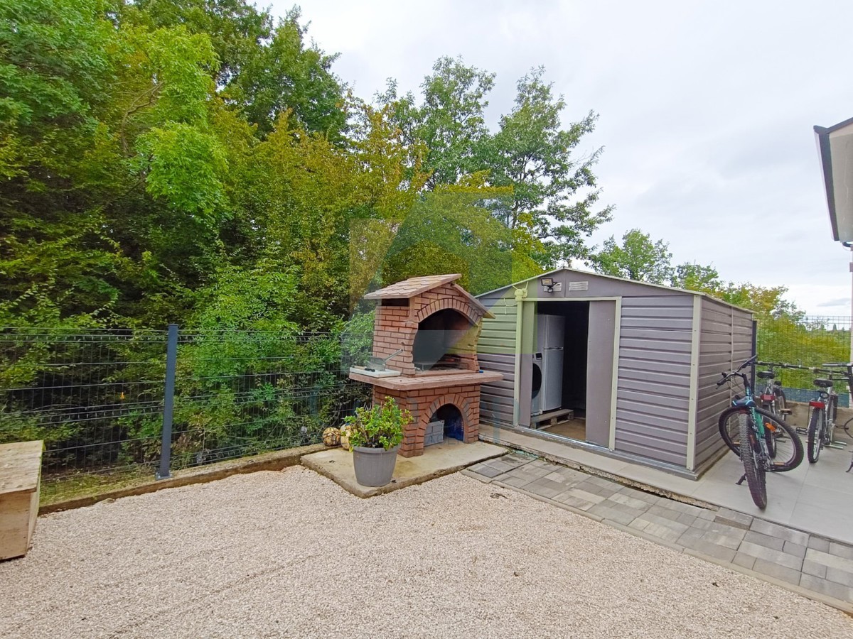 Poreč, dintorni, Casa bifamiliare con tre appartamenti, 7 km dal mare