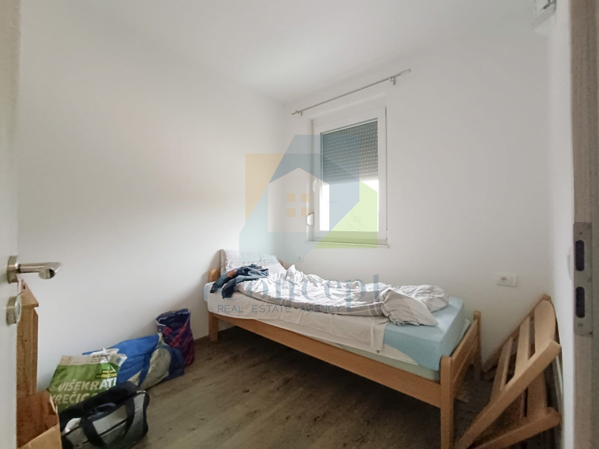 Poreč, dintorni, Casa bifamiliare con tre appartamenti, 7 km dal mare