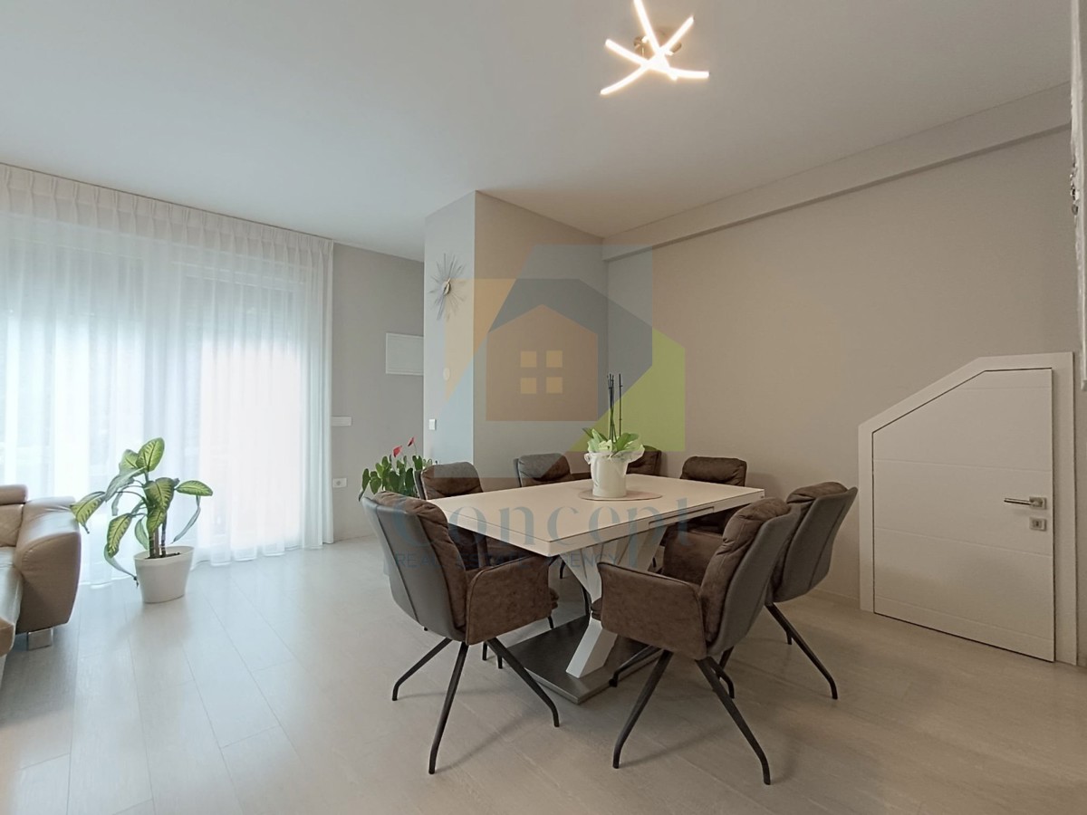 Poreč, dintorni, Casa bifamiliare con tre appartamenti, 7 km dal mare