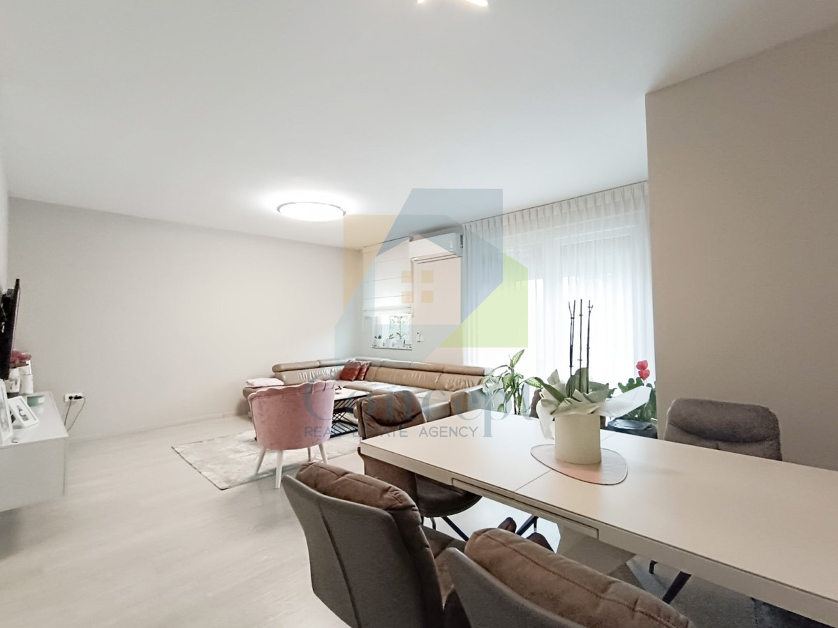 Poreč, dintorni, Casa bifamiliare con tre appartamenti, 7 km dal mare