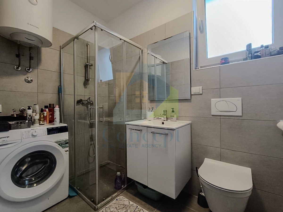 Poreč, dintorni, Casa bifamiliare con tre appartamenti, 7 km dal mare