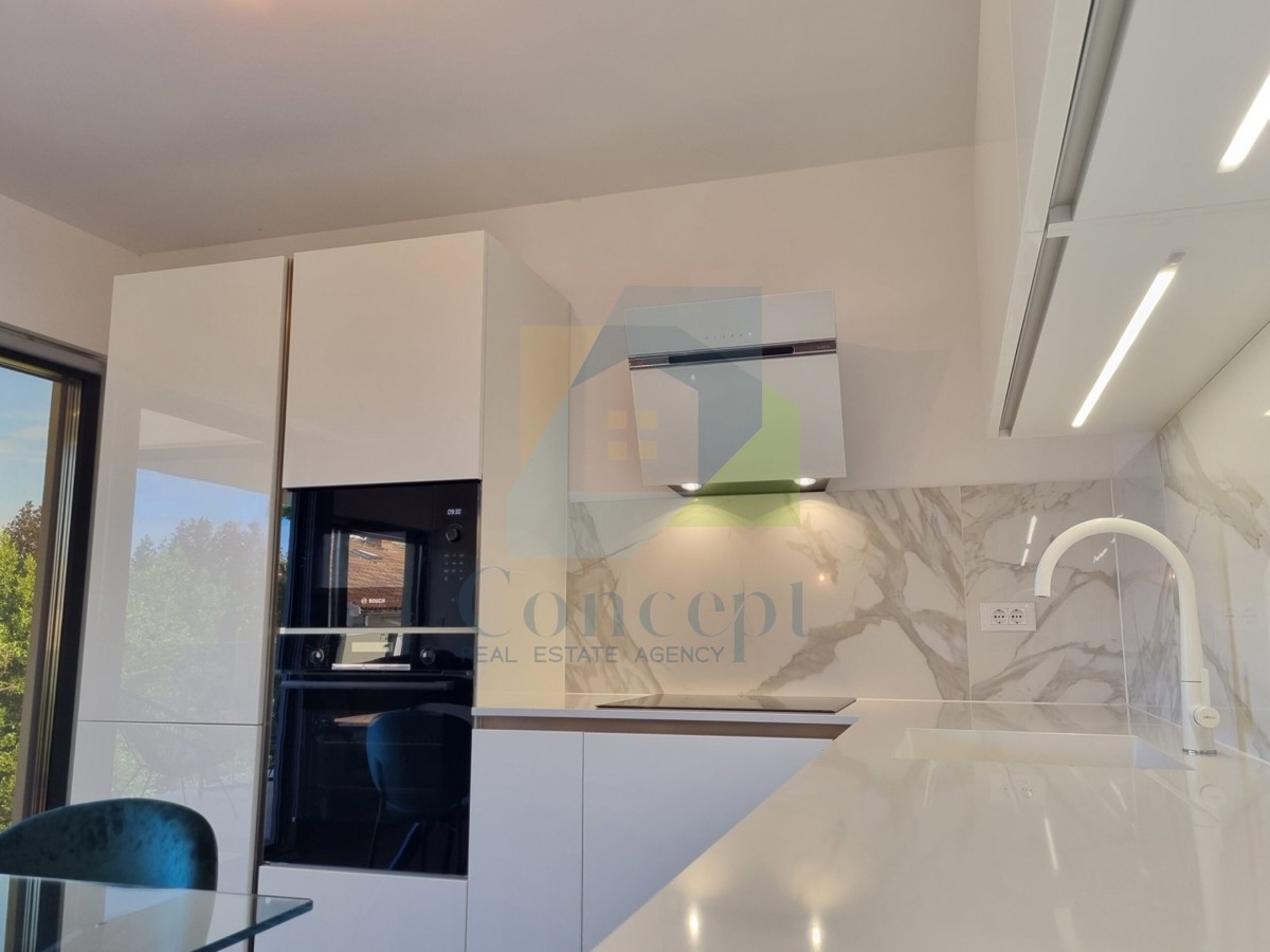 Poreč, centro, appartamento di lusso al primo piano, 150 m dal mare