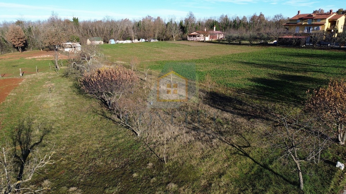 Poreč, dintorni, Terreno edificabile in una bella posizione, 15 km dal mare