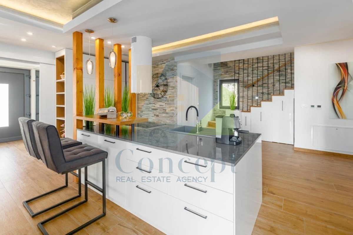 Poreč, dintorni, Villa di lusso con ampio giardino ai margini del villaggio