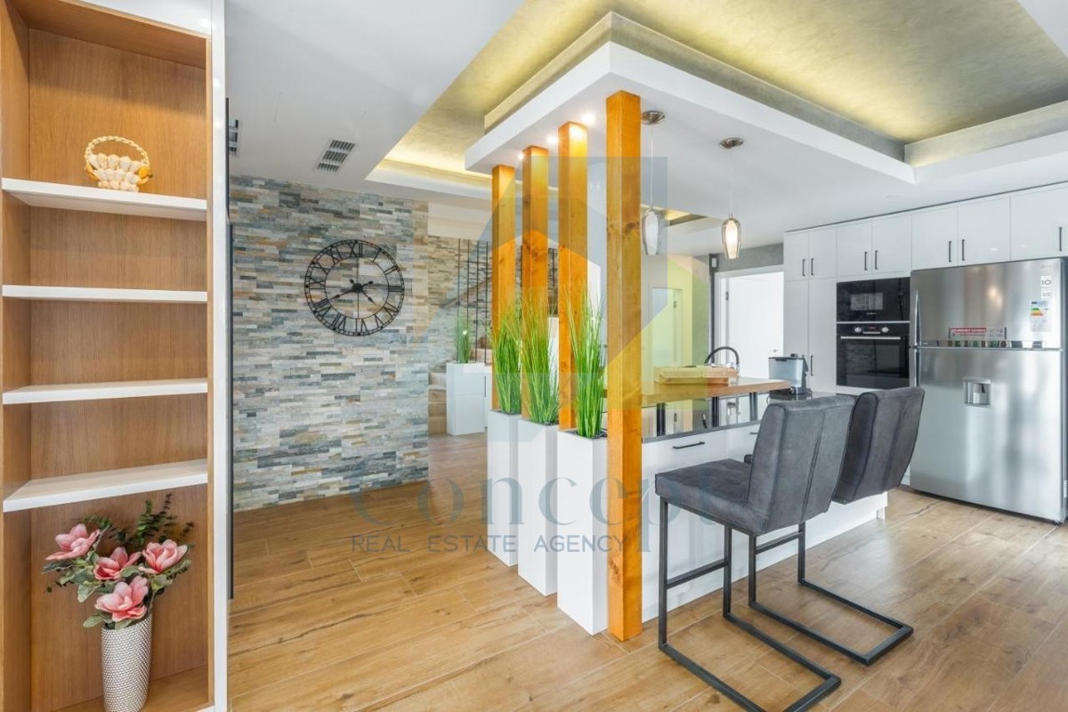 Poreč, dintorni, Villa di lusso con ampio giardino ai margini del villaggio