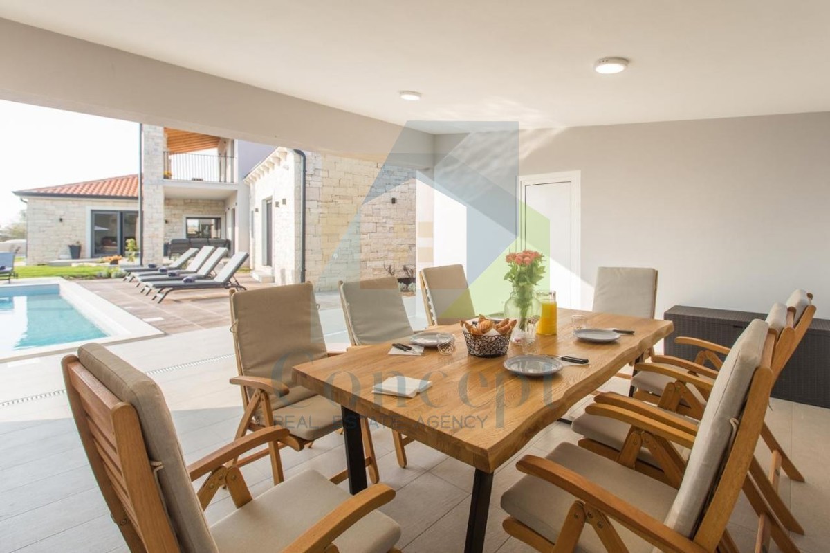 Poreč, dintorni, Villa di lusso con ampio giardino ai margini del villaggio