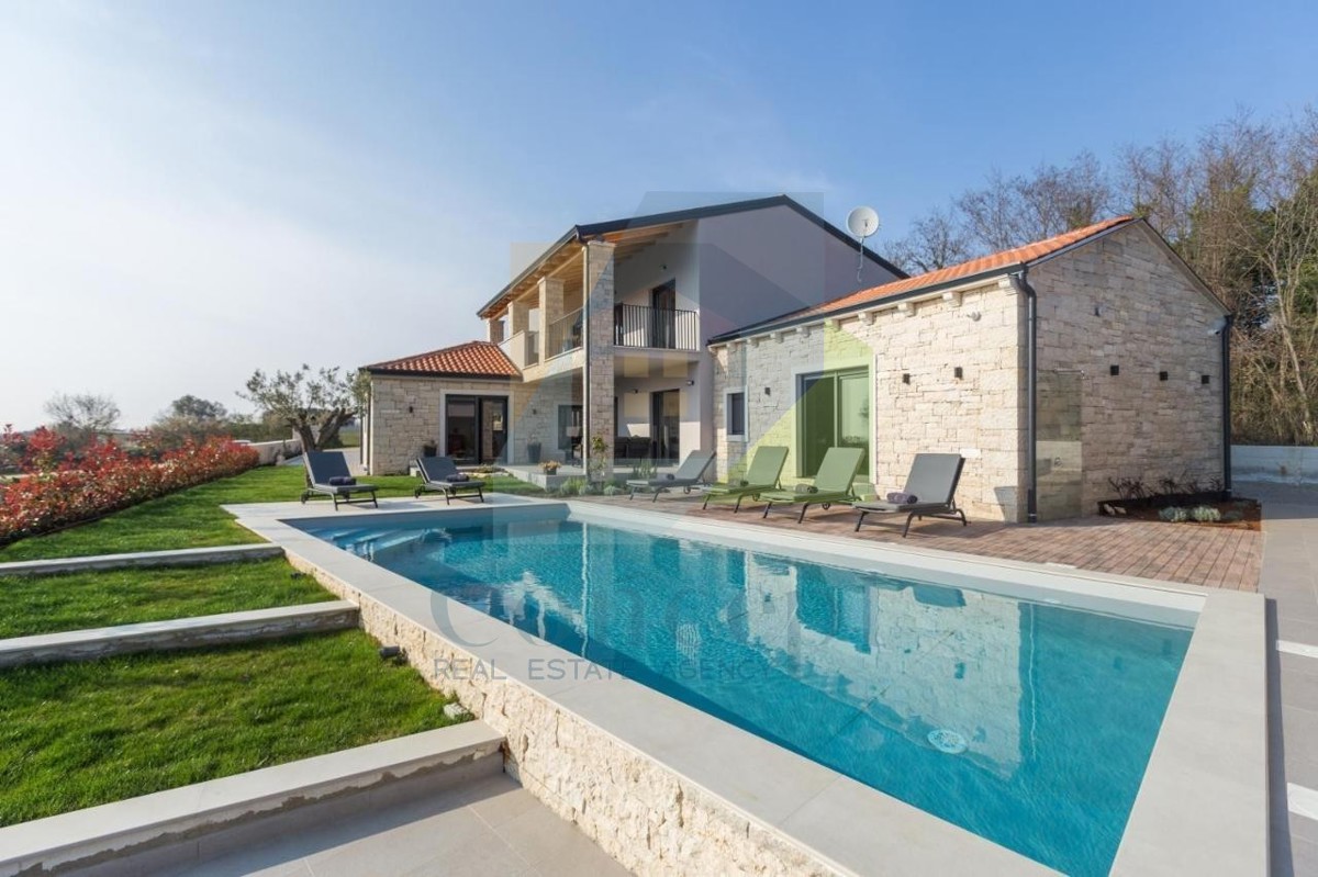 Poreč, dintorni, Villa di lusso con ampio giardino ai margini del villaggio