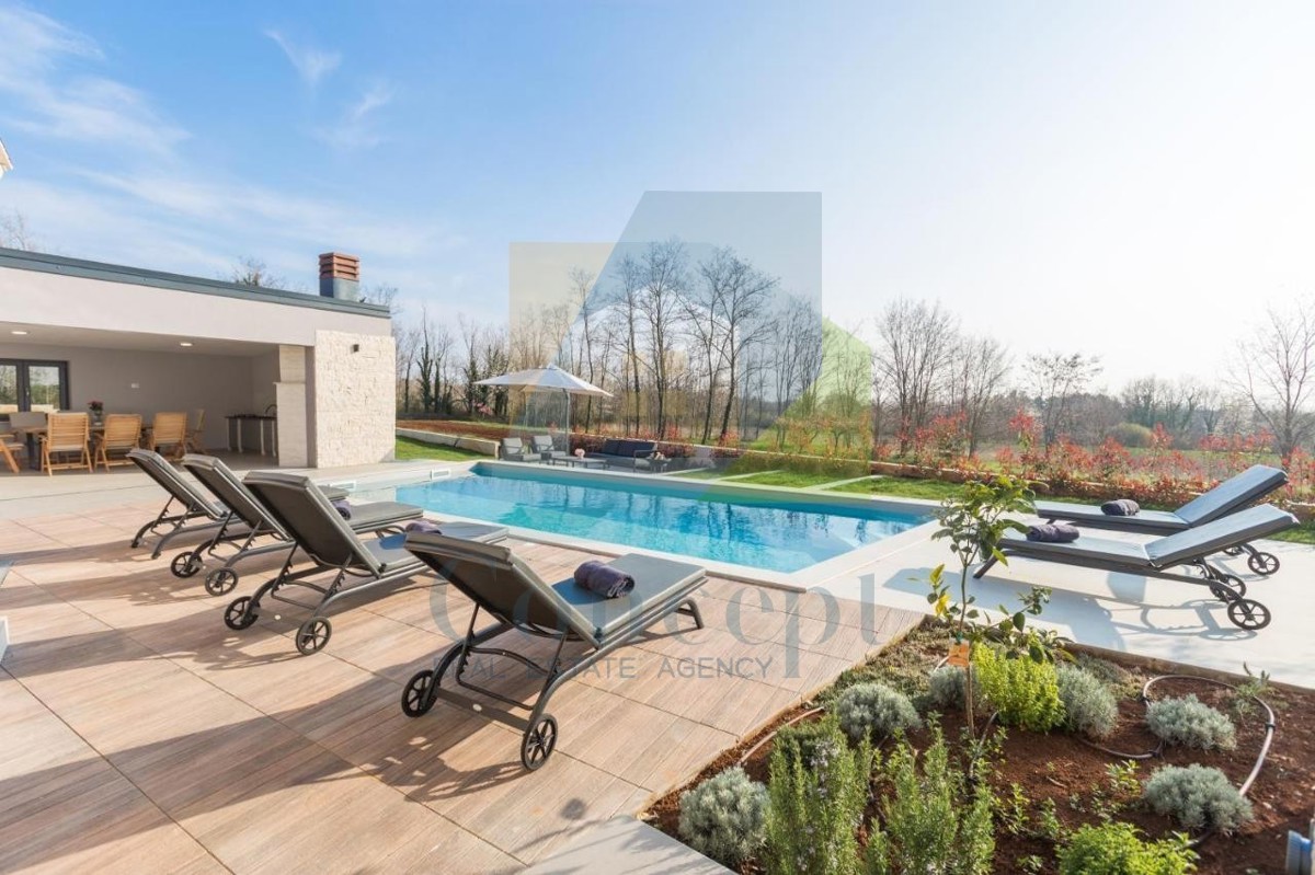 Poreč, dintorni, Villa di lusso con ampio giardino ai margini del villaggio