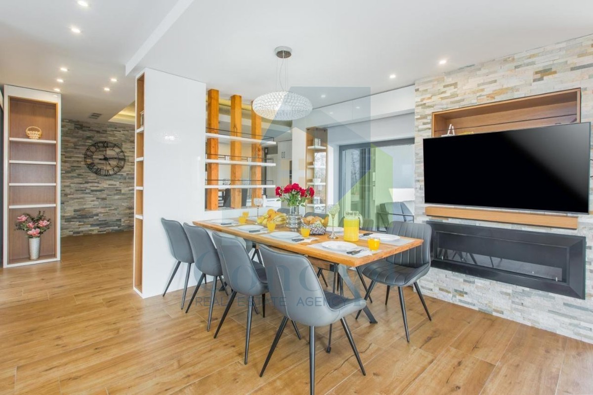 Poreč, dintorni, Villa di lusso con ampio giardino ai margini del villaggio