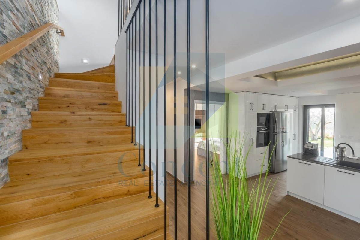 Poreč, dintorni, Villa di lusso con ampio giardino ai margini del villaggio