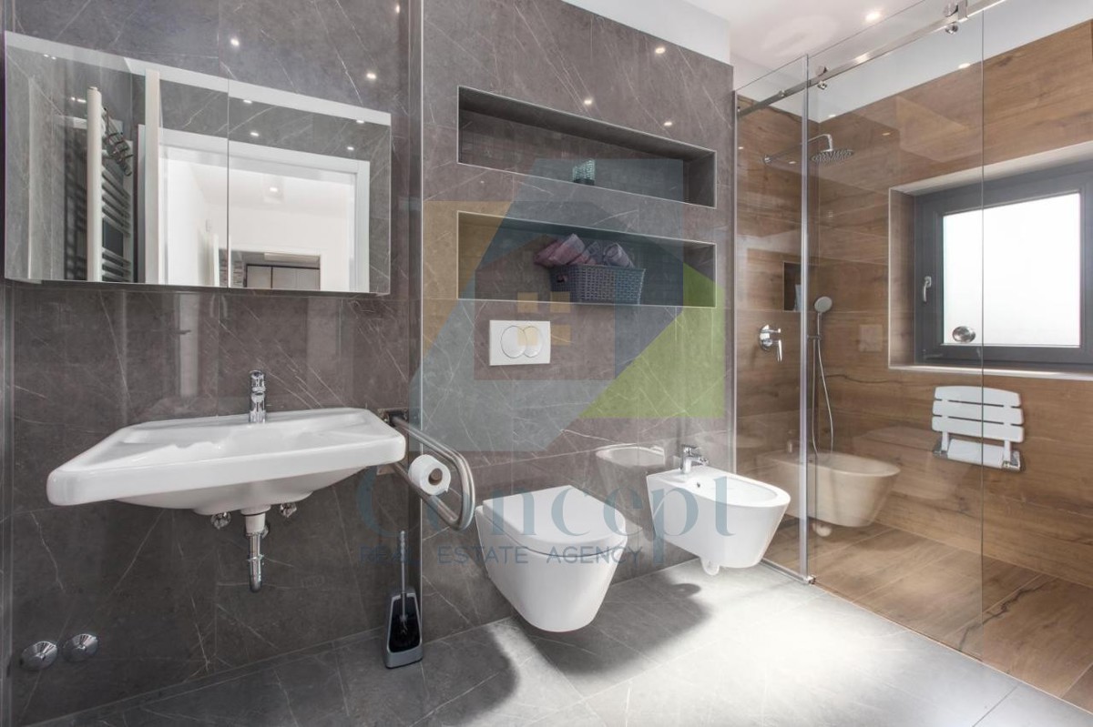 Poreč, dintorni, Villa di lusso con ampio giardino ai margini del villaggio