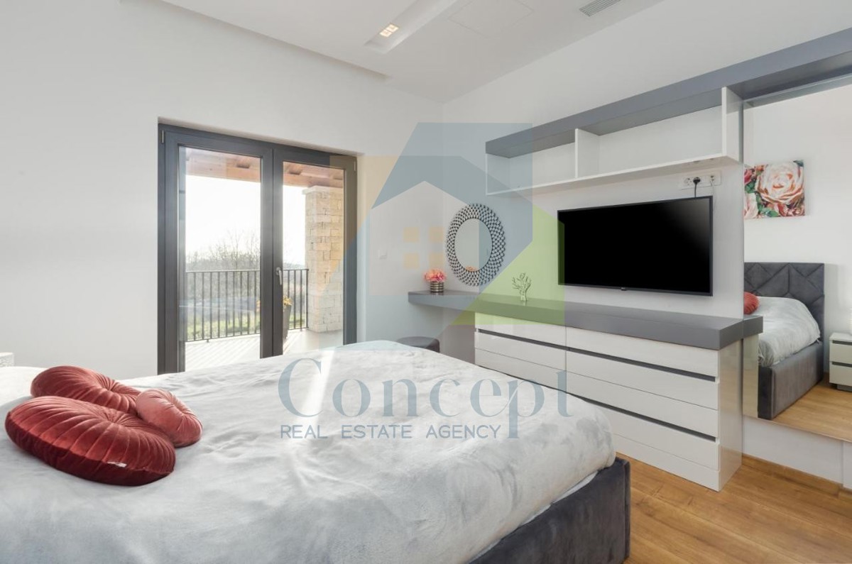 Poreč, dintorni, Villa di lusso con ampio giardino ai margini del villaggio