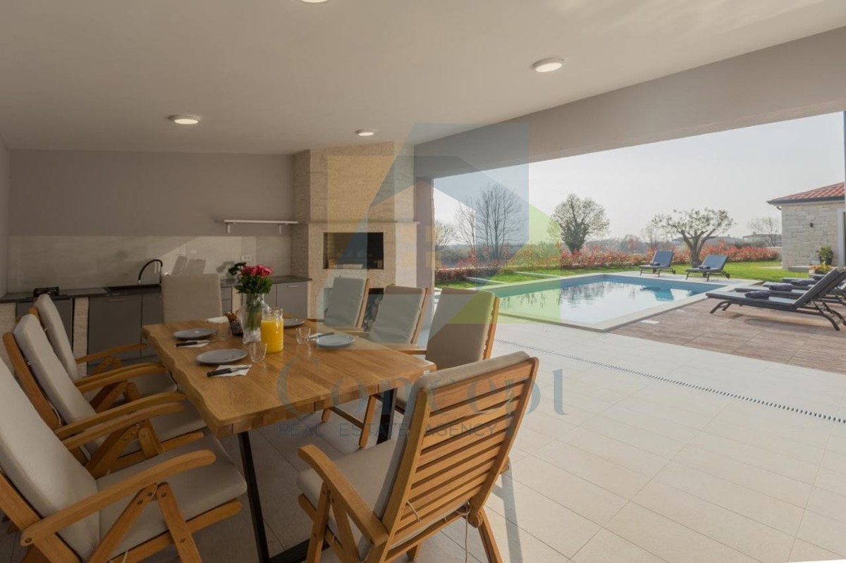 Poreč, dintorni, Villa di lusso con ampio giardino ai margini del villaggio