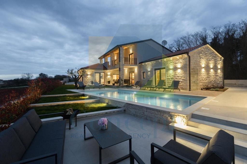 Poreč, dintorni, Villa di lusso con ampio giardino ai margini del villaggio