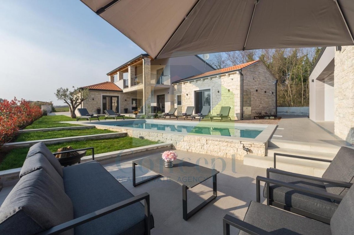 Poreč, dintorni, Villa di lusso con ampio giardino ai margini del villaggio