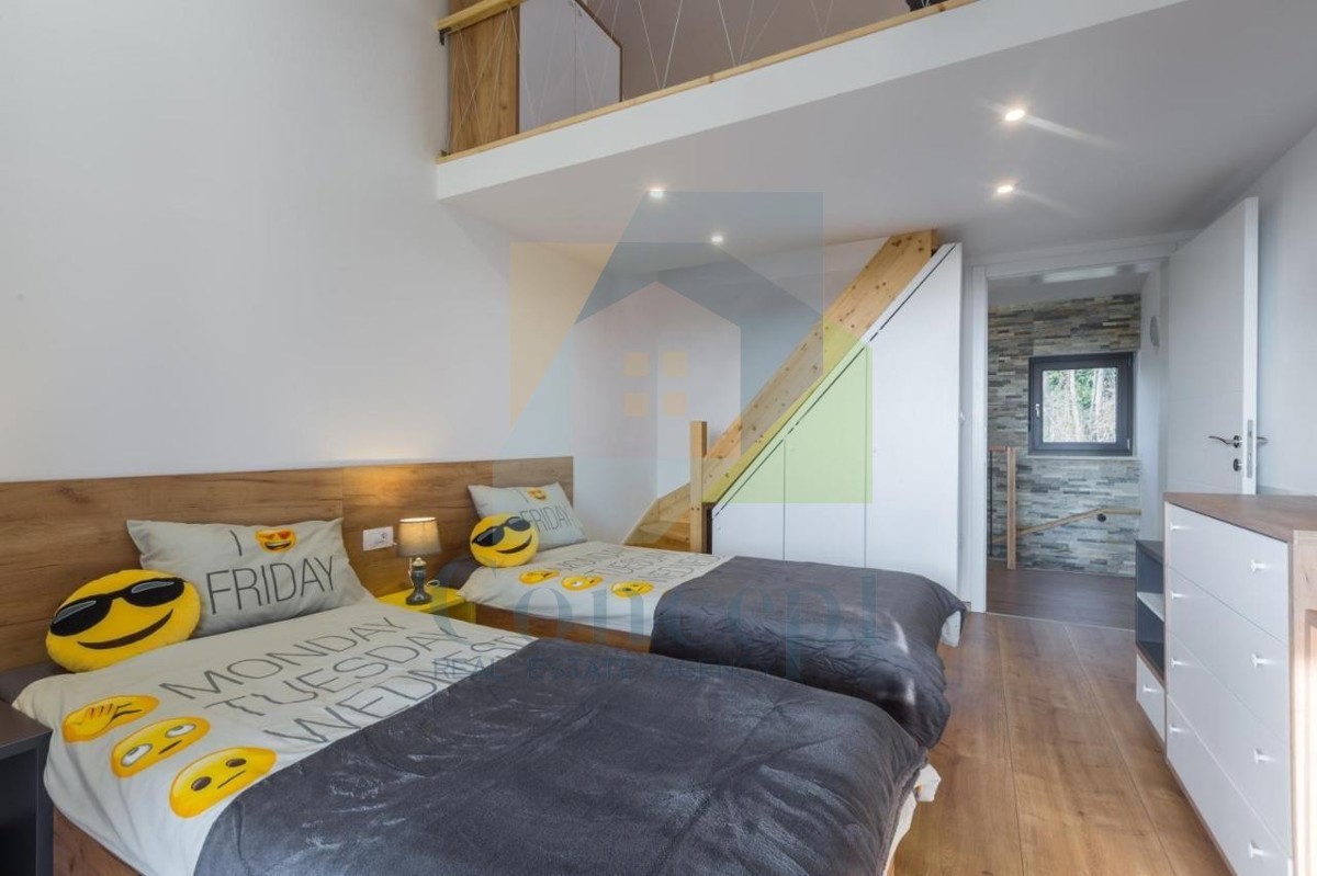 Poreč, dintorni, Villa di lusso con ampio giardino ai margini del villaggio