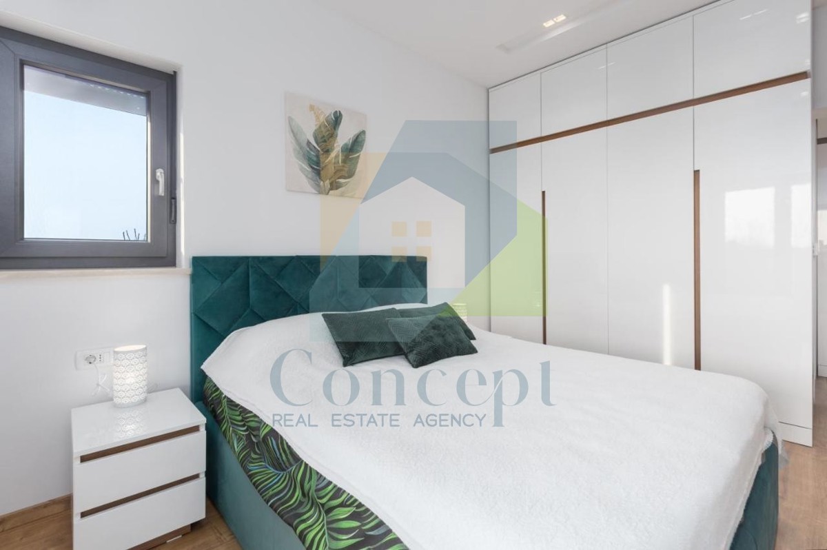 Poreč, dintorni, Villa di lusso con ampio giardino ai margini del villaggio