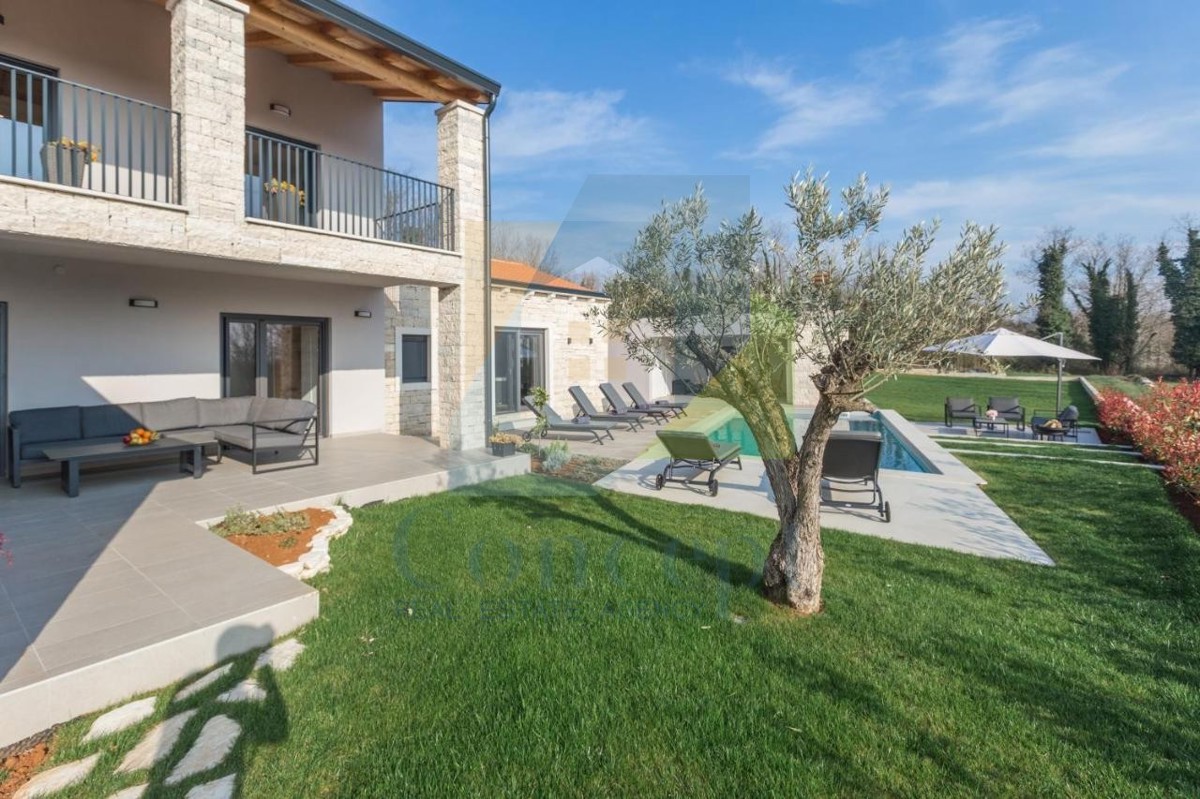 Poreč, dintorni, Villa di lusso con ampio giardino ai margini del villaggio