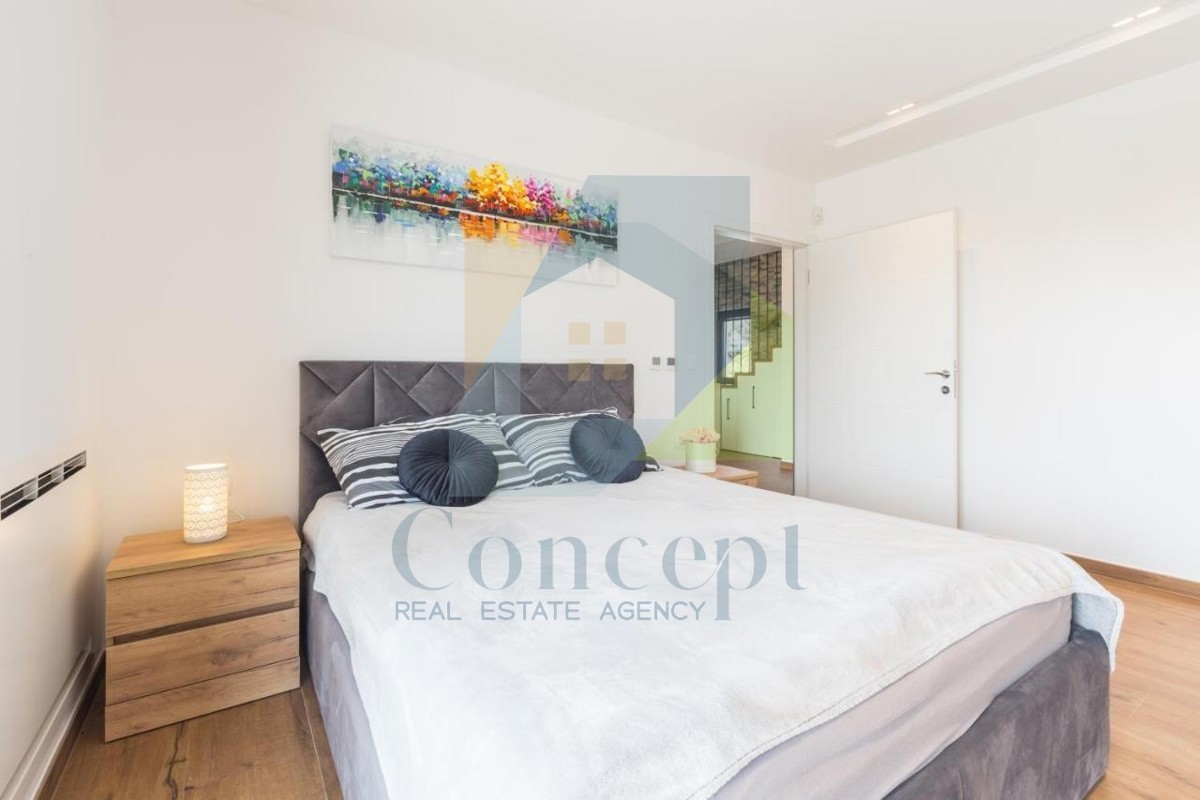 Poreč, dintorni, Villa di lusso con ampio giardino ai margini del villaggio