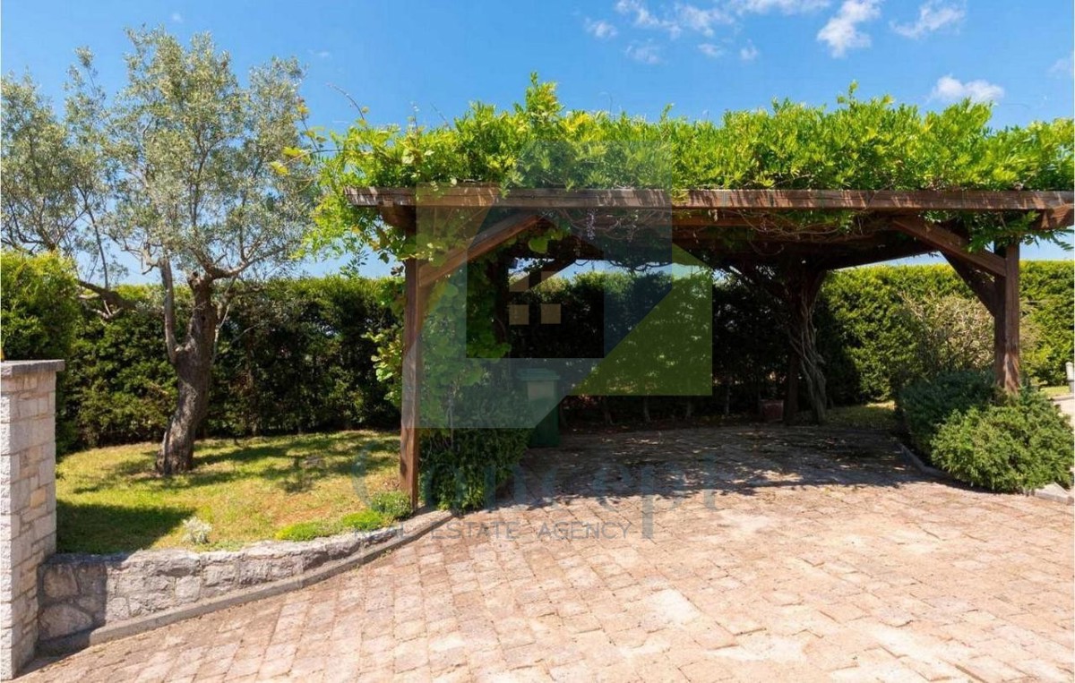 Poreč, dintorni, casa in pietra, indipendente con piscina e vista mare