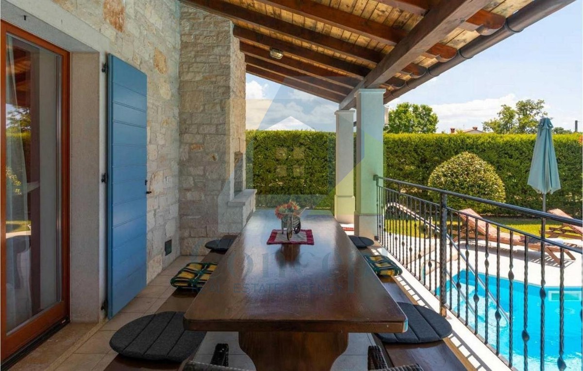 Poreč, dintorni, casa in pietra, indipendente con piscina e vista mare