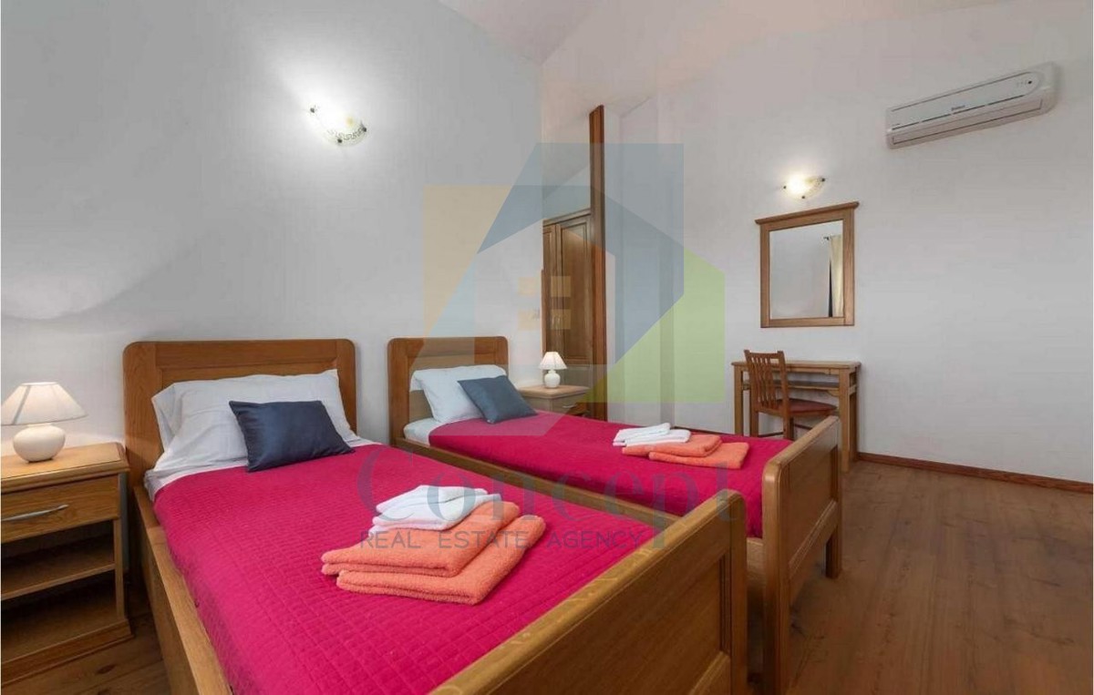 Poreč, dintorni, casa in pietra, indipendente con piscina e vista mare