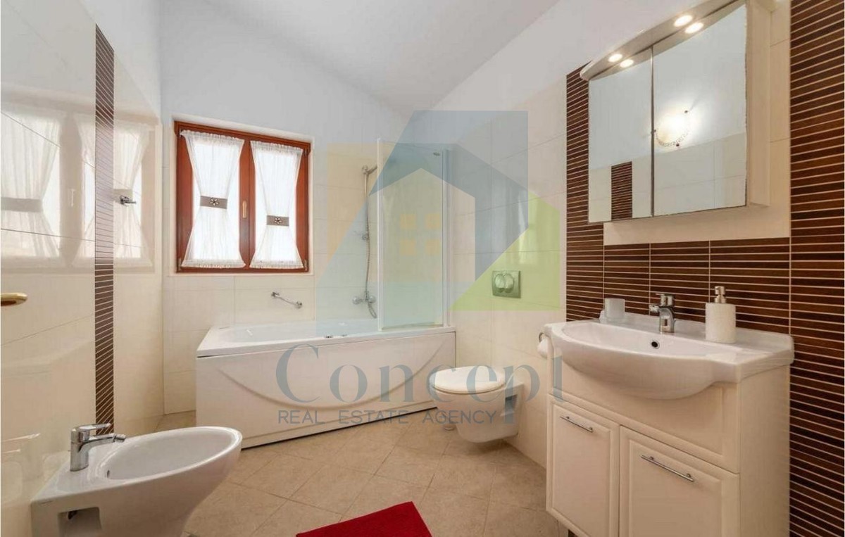 Poreč, dintorni, casa in pietra, indipendente con piscina e vista mare