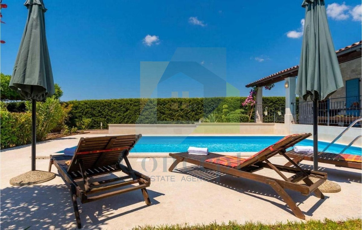 Poreč, dintorni, casa in pietra, indipendente con piscina e vista mare
