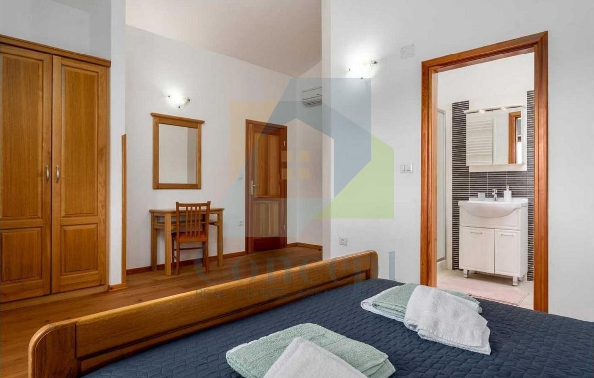 Poreč, dintorni, casa in pietra, indipendente con piscina e vista mare